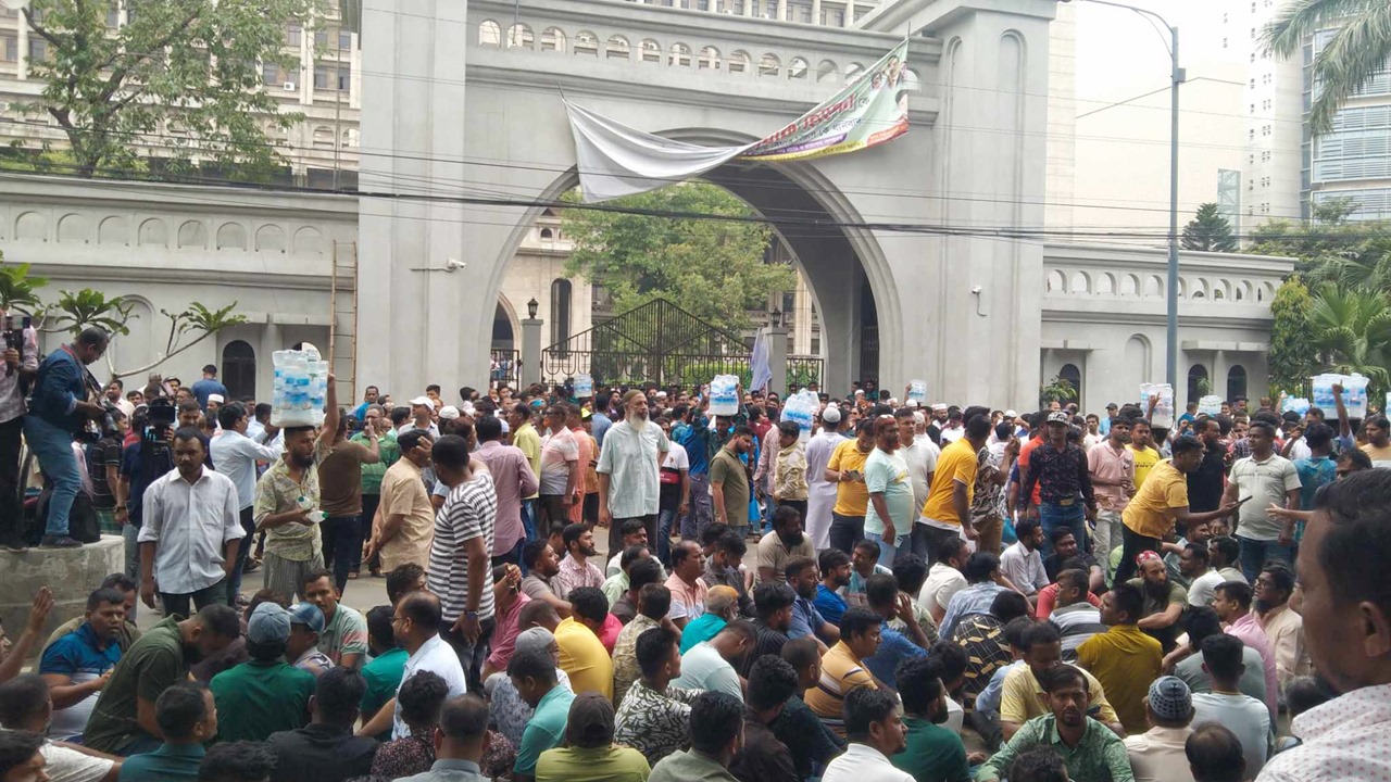 চতুর্থ দিনের মতো ইশরাক সমর্থকরা অনড়, নগর ভবন অবরুদ্ধ